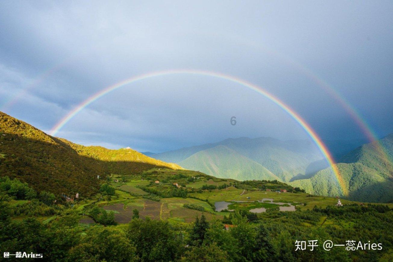 深蓝色背心搭配紧身牛仔裤，靓丽的形象是你喜欢的吗？游戏画面